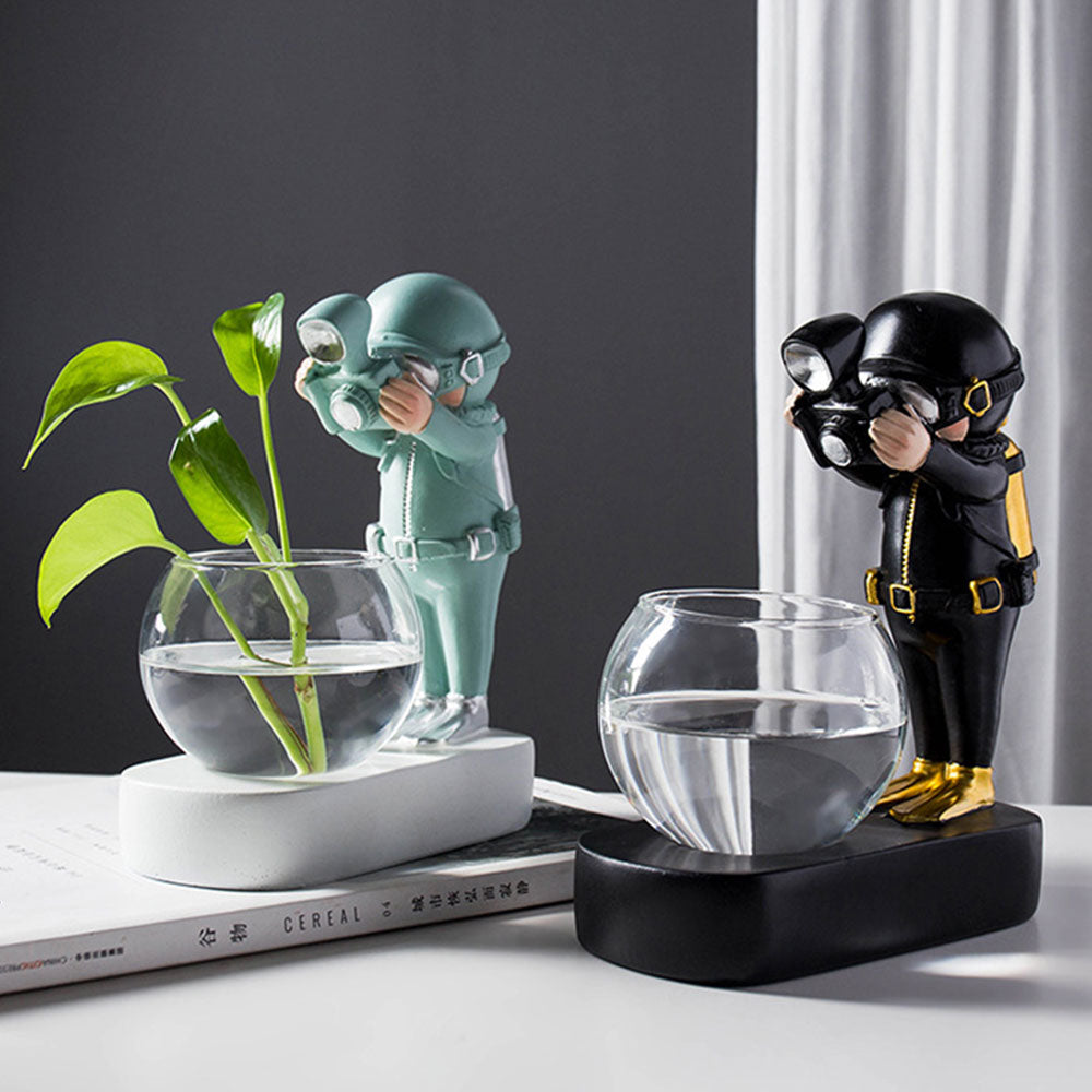 Astronaut plant holder decor 